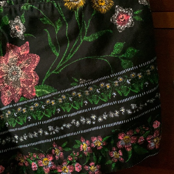 Pretty black floral everyday shorts size 4 - Picture 8 of 9